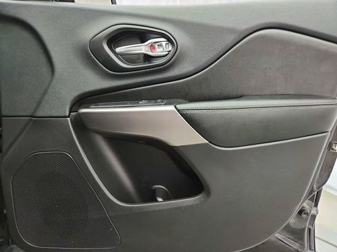 Used 2019 Jeep Cherokee Limited AWD/4WD image 29