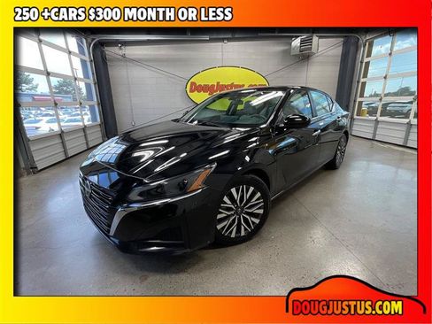 Used 2023 Nissan Altima 2.5 SV w/ SV Premium Package FWD image 1