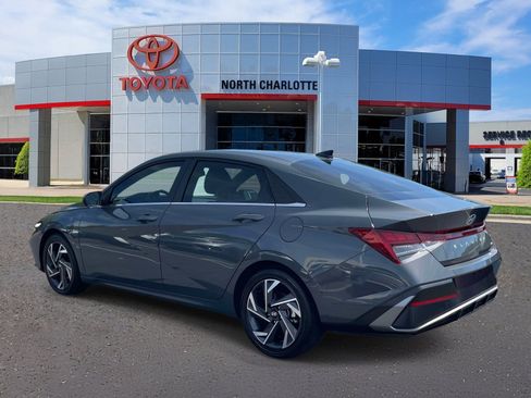 Used 2025 Hyundai Elantra Limited FWD image 4