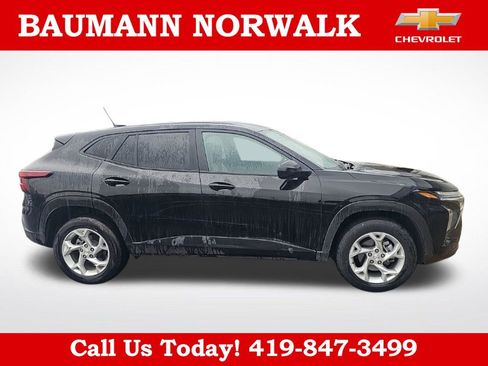 Used 2025 Chevrolet Trax LS w/ LS Convenience Package FWD image 4