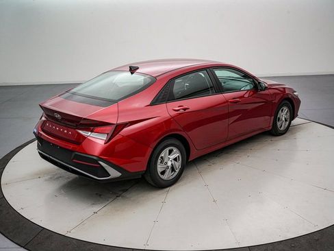 Used 2025 Hyundai Elantra SE image 4