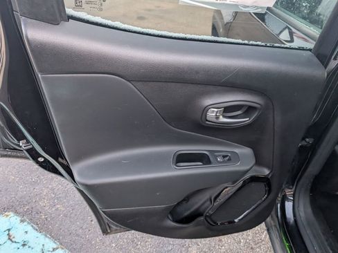 Used 2016 Jeep Renegade Latitude image 10