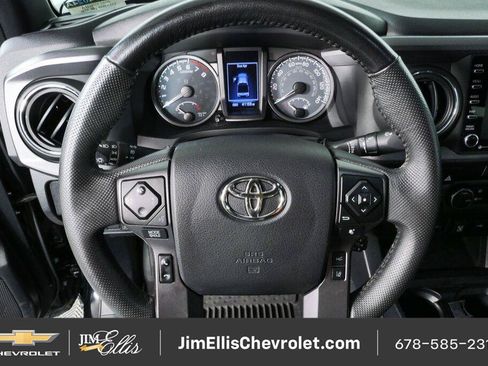 Used 2022 Toyota Tacoma TRD Off-Road w/ Technology Package AWD/4WD image 8