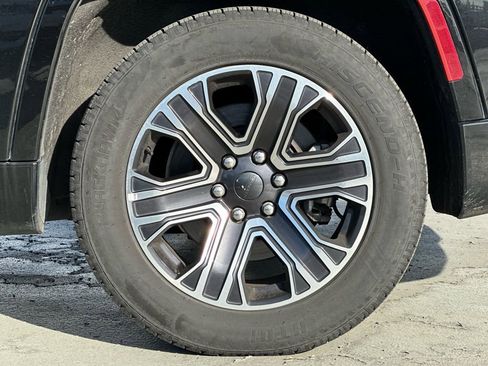 Used 2024 Jeep Wagoneer Series II w/ Flexible Seating Group image 3