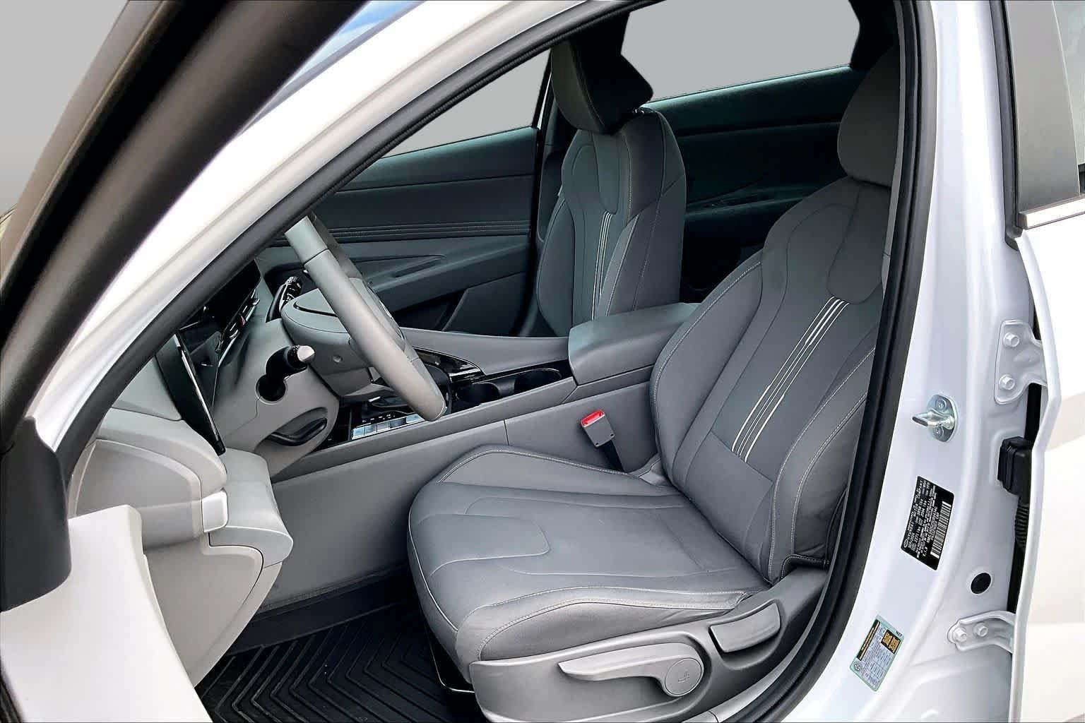 Used 2025 Hyundai Elantra SEL FWD image 8