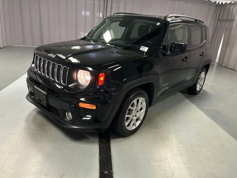 Used 2019 Jeep Renegade Latitude w/ Cold Weather Group FWD image 3