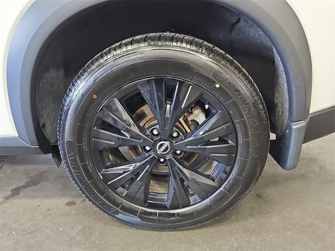 Used 2023 Nissan Rogue SV w/ SV Premium B Package image 32