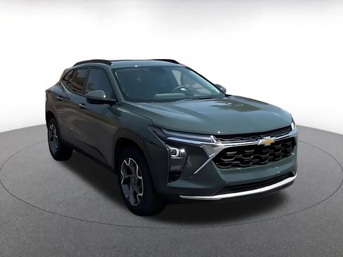 Used 2025 Chevrolet Trax LT FWD image 3