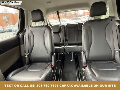 Used 2025 Kia Carnival image 32