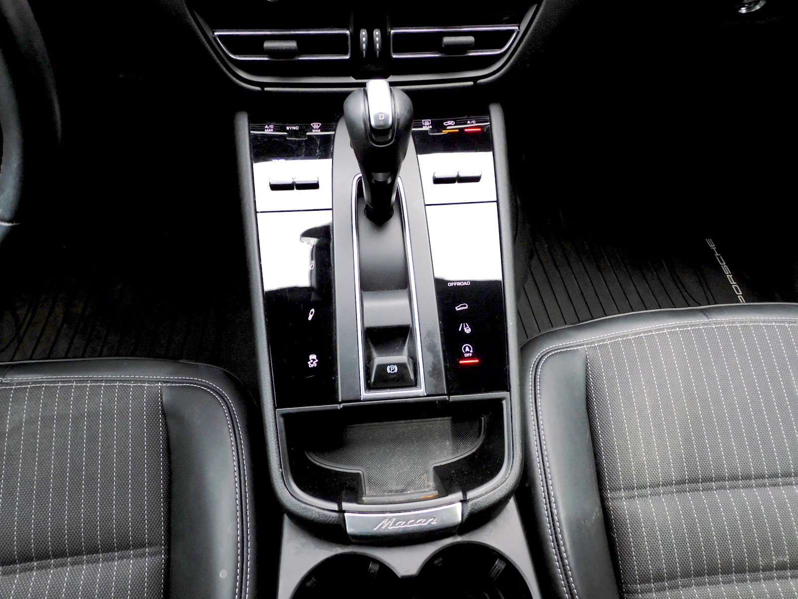 Used 2023 Porsche Macan Turbo AWD/4WD image 12