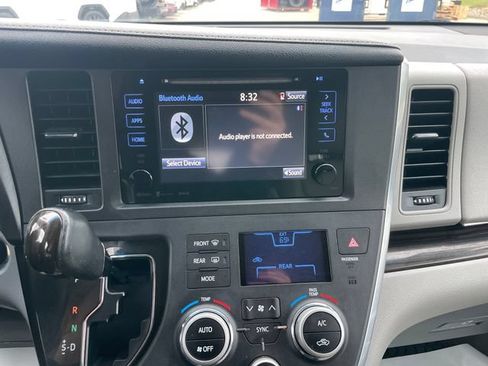 Used 2017 Toyota Sienna XLE FWD image 13