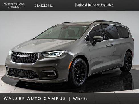 Used 2022 Chrysler Pacifica Touring-L FWD image 1