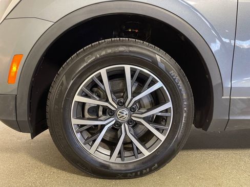 Used 2020 Volkswagen Tiguan SE w/ Panoramic Sunroof Package image 11