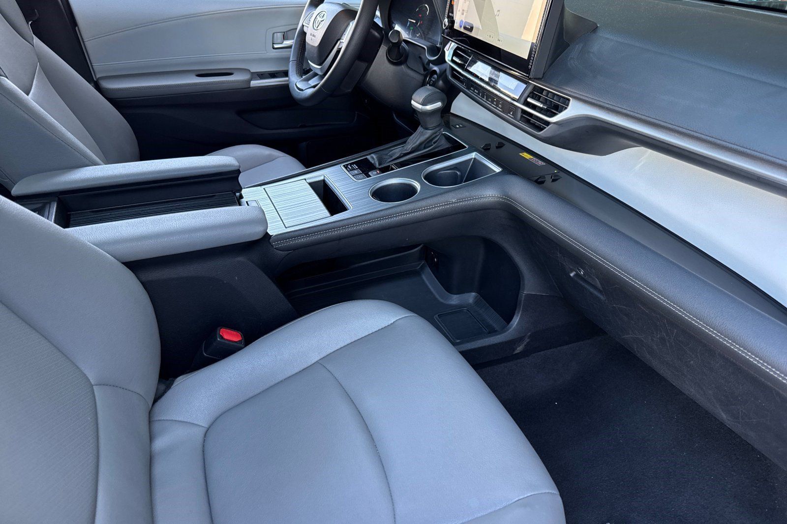 Used 2026 Toyota Sienna XLE FWD image 27