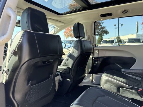 Used 2024 Chrysler Pacifica Limited image 13