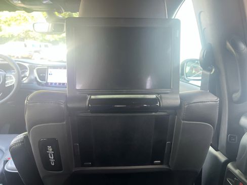 New 2025 Chrysler Pacifica Select w/ Uconnect Theater Family Group image 39