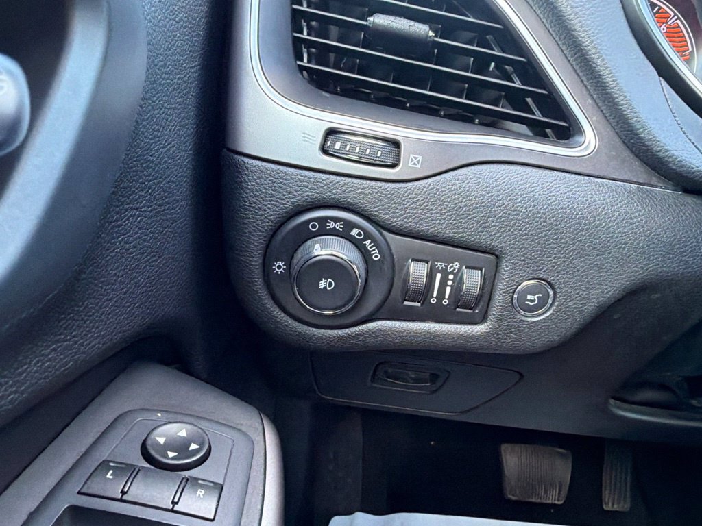 Used 2019 Jeep Cherokee Latitude Plus w/ Comfort/Convenience Group AWD/4WD image 35