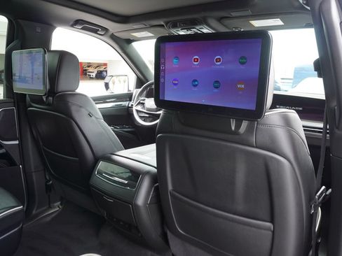 Certified 2025 Cadillac Escalade Premium Luxury AWD/4WD image 11