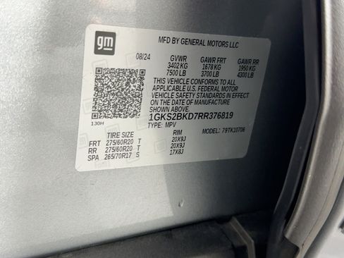 Used 2024 GMC Yukon SLT w/ SLT Luxury Package image 16