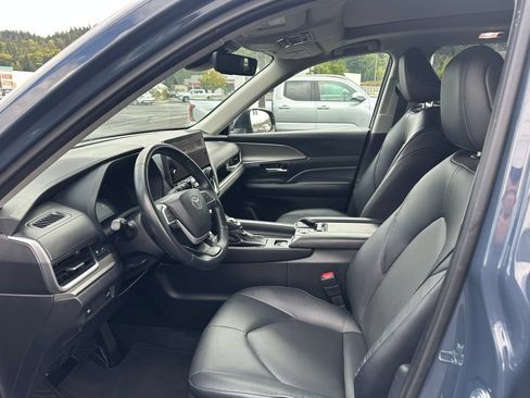 Used 2025 Toyota Grand Highlander AWD image 13