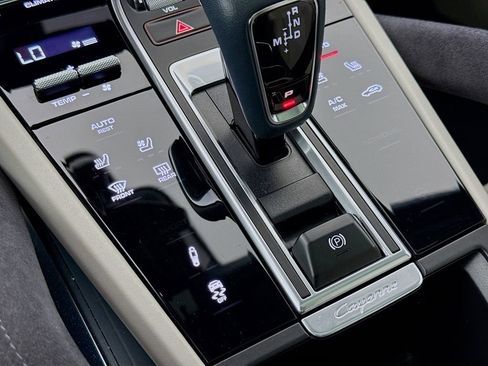 Certified 2022 Porsche Cayenne Turbo AWD/4WD image 24