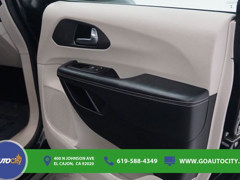 Used 2023 Chrysler Pacifica Touring-L FWD image 17