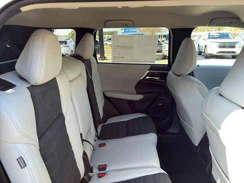 New 2025 Mitsubishi Outlander SE image 10