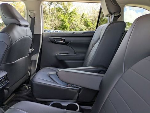 Certified 2025 Toyota Highlander XLE image 19