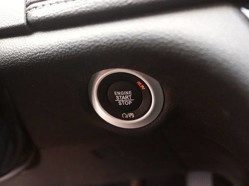 Used 2025 Chrysler Pacifica Limited FWD image 24