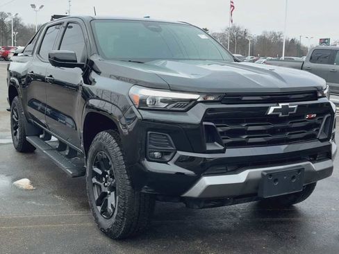 Used 2025 Chevrolet Colorado Z71 w/ Midnight Edition image 8