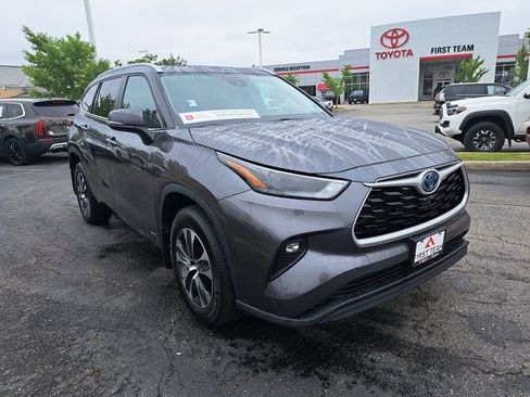 Used 2023 Toyota Highlander XLE AWD/4WD image 4