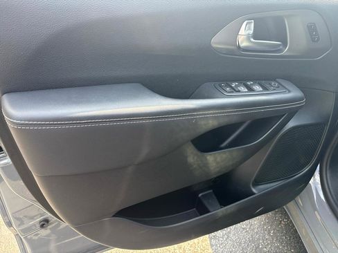 Used 2025 Chrysler Pacifica Select FWD image 9