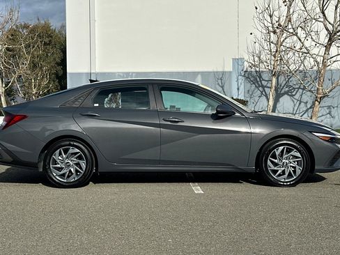 Used 2024 Hyundai Elantra SEL image 3