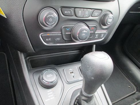 Used 2021 Jeep Cherokee Latitude AWD/4WD image 23