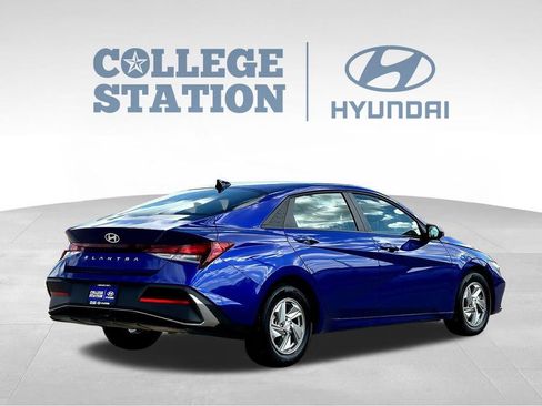 Used 2025 Hyundai Elantra SE FWD image 10
