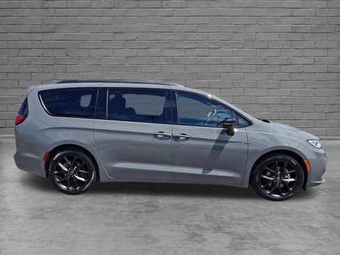 Used 2025 Chrysler Pacifica Limited FWD image 13