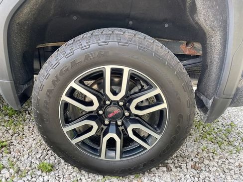 Certified 2025 GMC Sierra 1500 AT4 w/ Technology Package AWD/4WD image 17