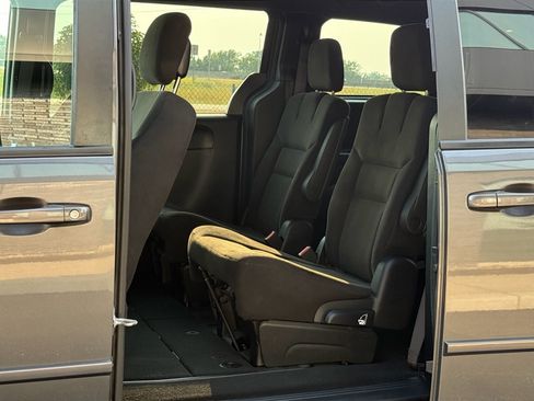 Used 2016 Dodge Grand Caravan SE FWD image 7