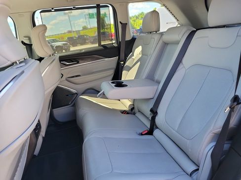 Used 2023 Jeep Grand Cherokee Overland w/ Luxury Tech Group IV AWD/4WD image 13
