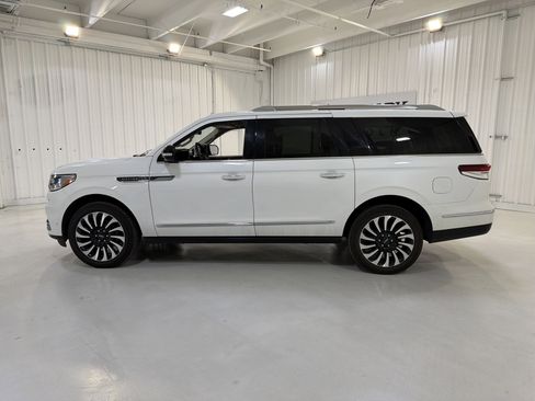 Used 2023 Lincoln Navigator L Reserve image 2