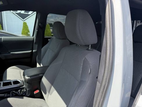 Used 2018 Toyota Tacoma TRD Sport w/ Technology Package RWD image 11