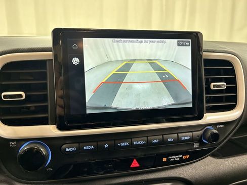 Used 2022 Hyundai Venue Limited image 15