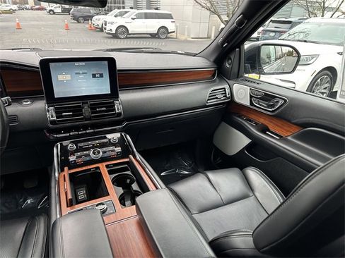 Used 2019 Lincoln Navigator L Reserve image 17