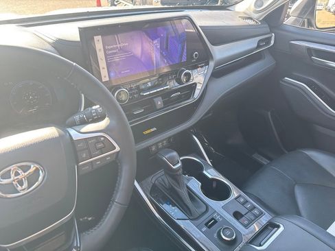 Used 2023 Toyota Highlander Limited image 20