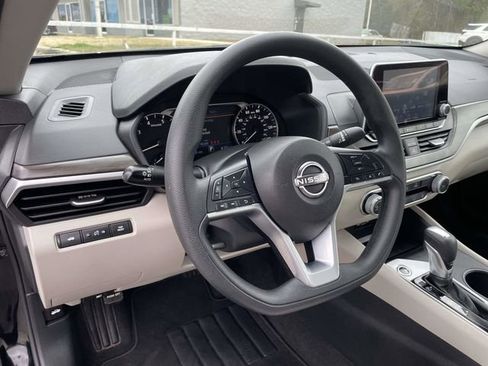 Used 2025 Nissan Altima 2.5 SV FWD image 18