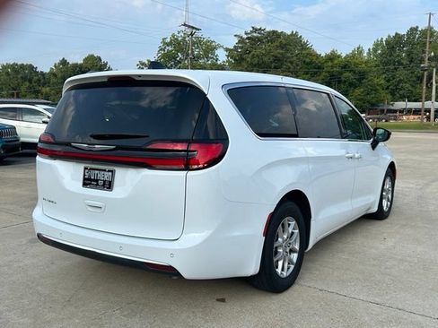 Used 2024 Chrysler Pacifica Touring-L FWD image 4
