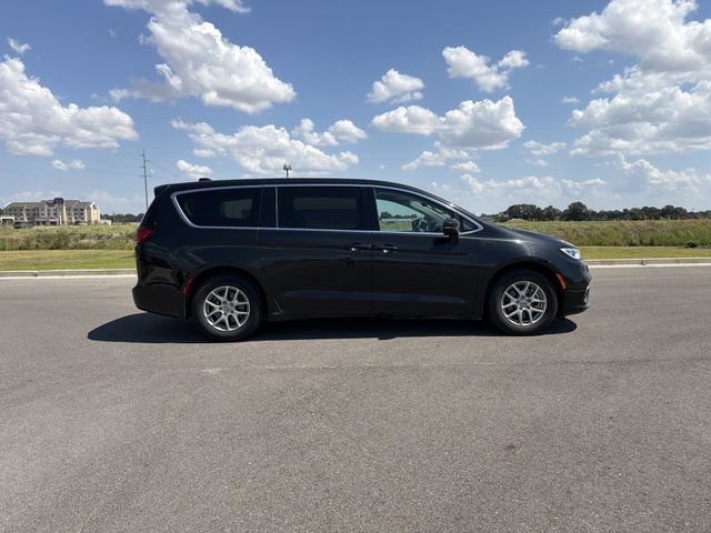 Used 2023 Chrysler Pacifica Touring-L FWD image 6