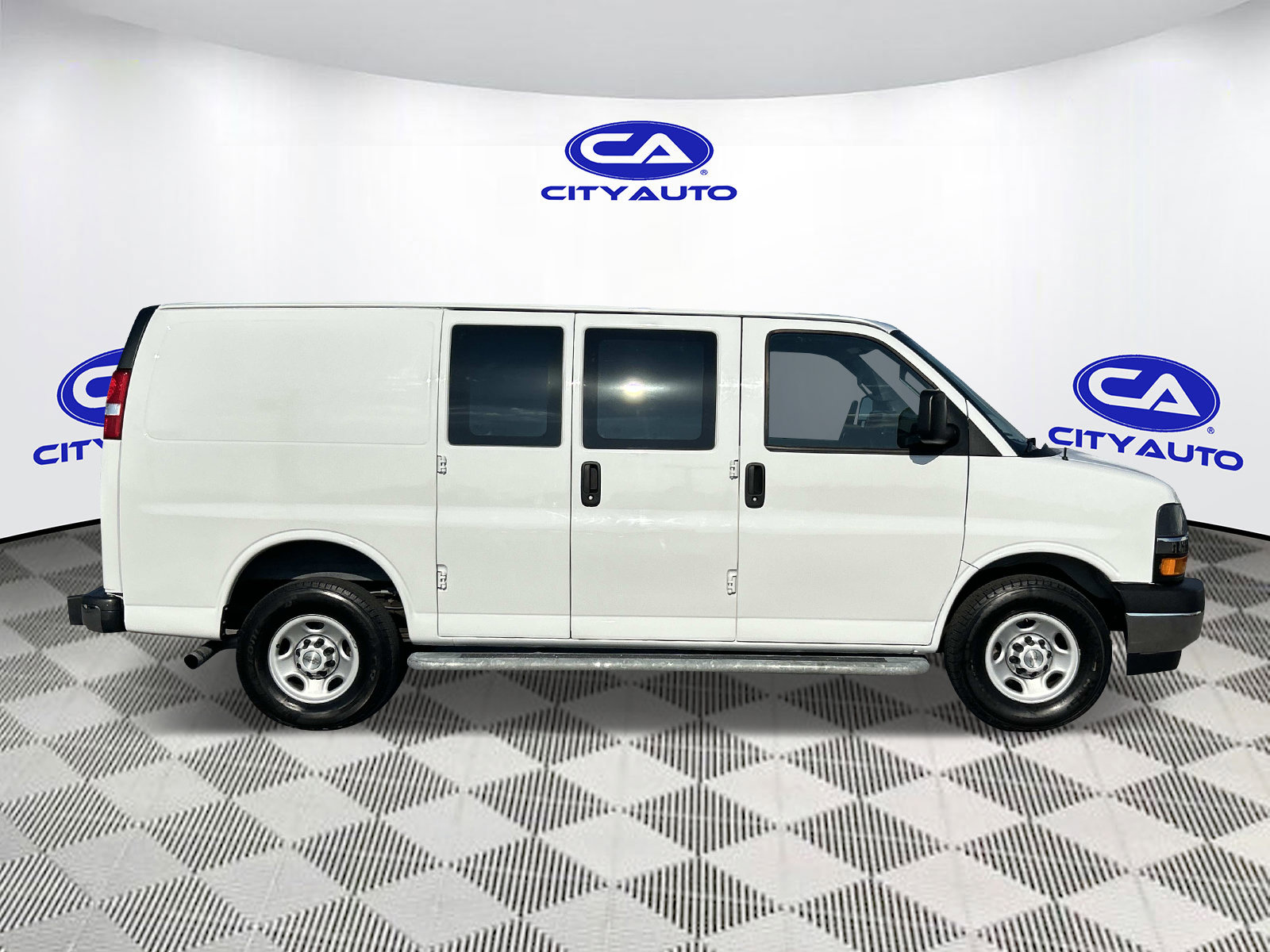 Used 2021 Chevrolet Express 2500 w/ Driver Convenience Package RWD image 2