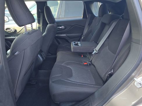 Used 2019 Jeep Cherokee Latitude w/ Popular Appearance Group image 12