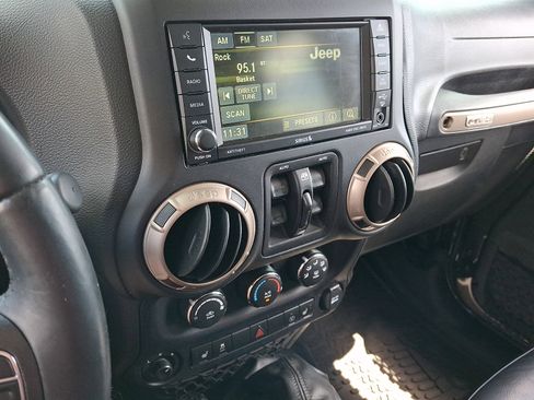 Used 2016 Jeep Wrangler Unlimited Sahara AWD/4WD image 18